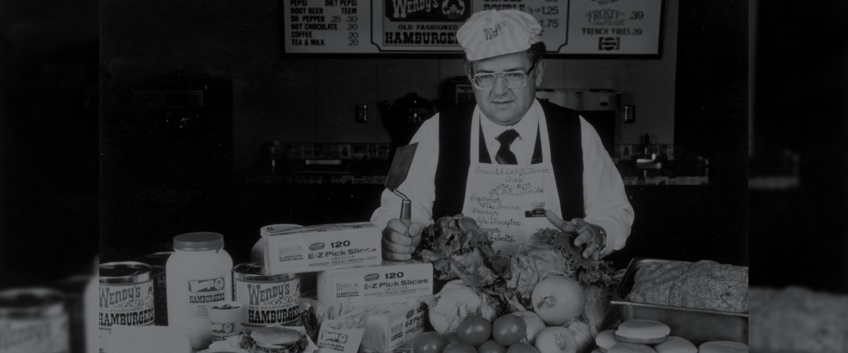 Dave con la comida y los ingredientes de Wendy's